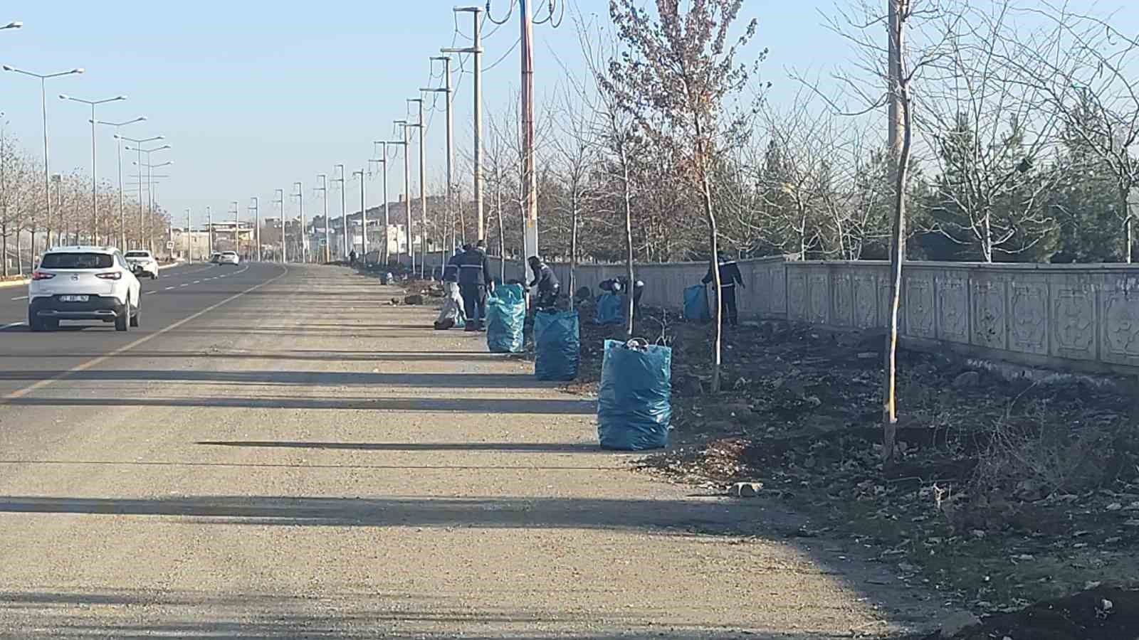 Diyarbakır’da kent girişlerinde temizlik çalışması