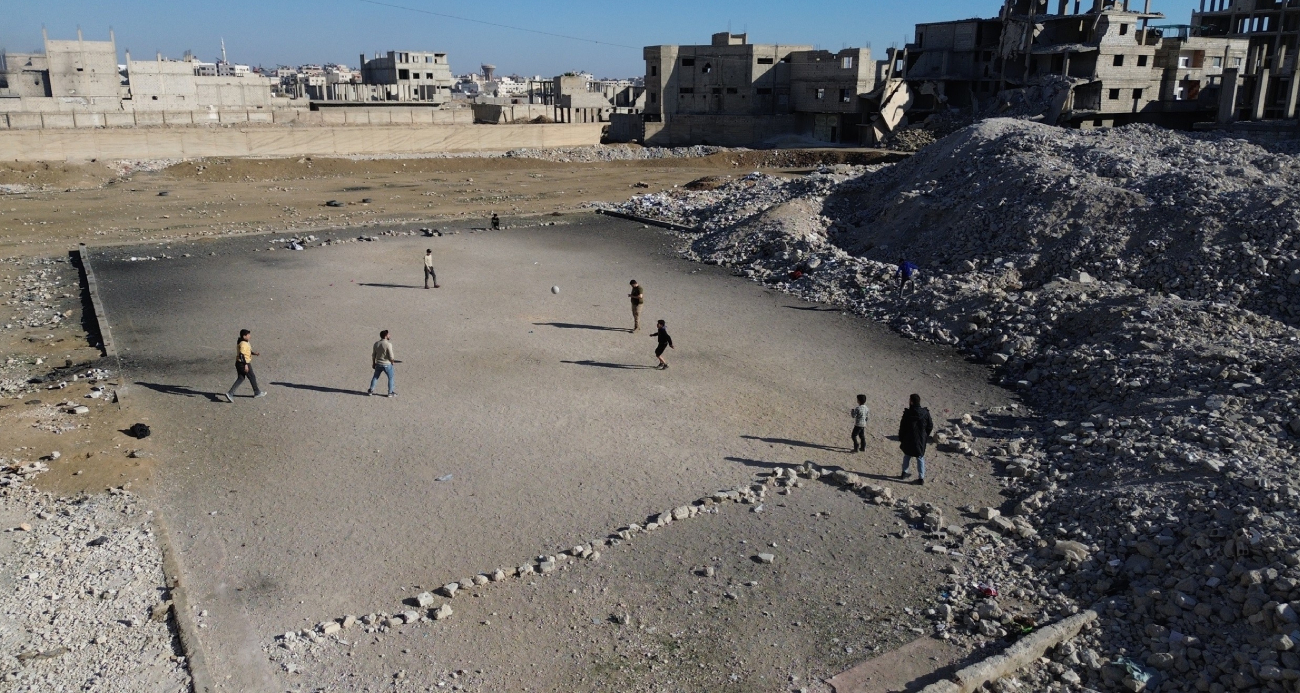 Suriye'de çocuklar, enkaz yığınları arasında futbol oynuyor