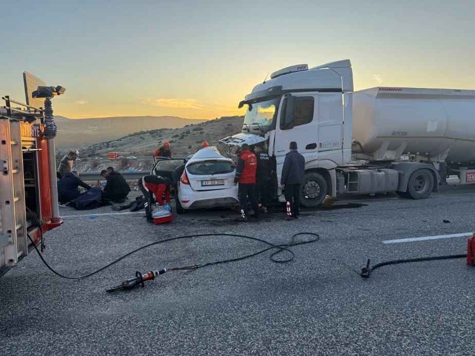 Adıyaman’da yakıt tankeri ile otomobil çarpıştı: 4 ölü, 3 yaralı