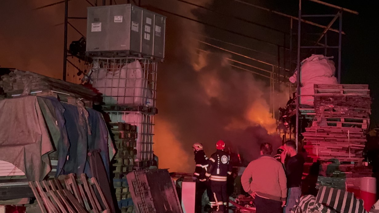 Elektronik eşya deposu alev alev yandı