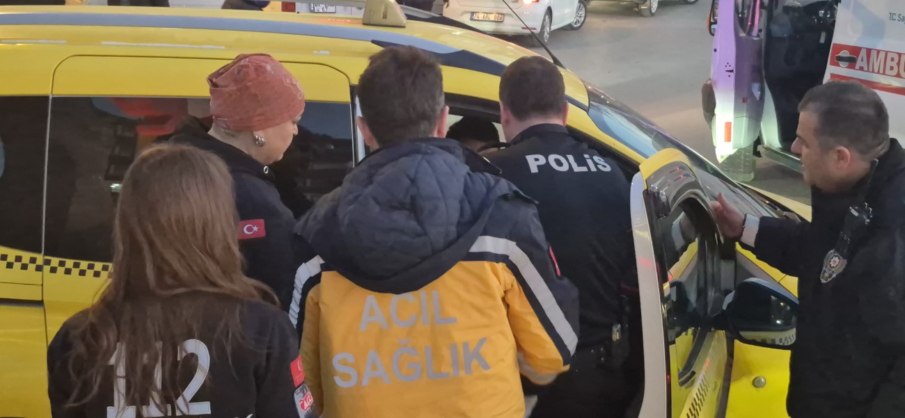 Böyle uyku görülmedi: Takside kendinden geçen şahıs ekipleri seferber etti