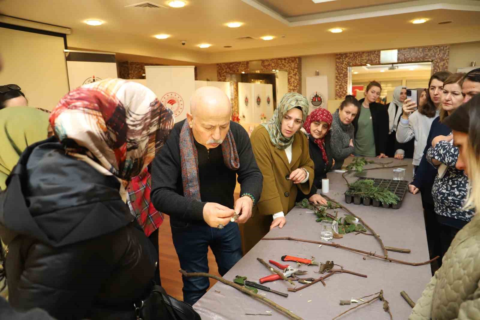 Kadın çiftçilere budaması anlatıldı