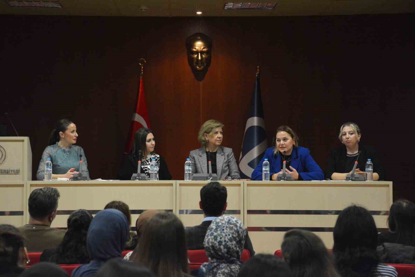 ’Eczane Hizmetleri Programı Öğrencilerinin Sektör Buluşmaları’ paneli düzenlendi