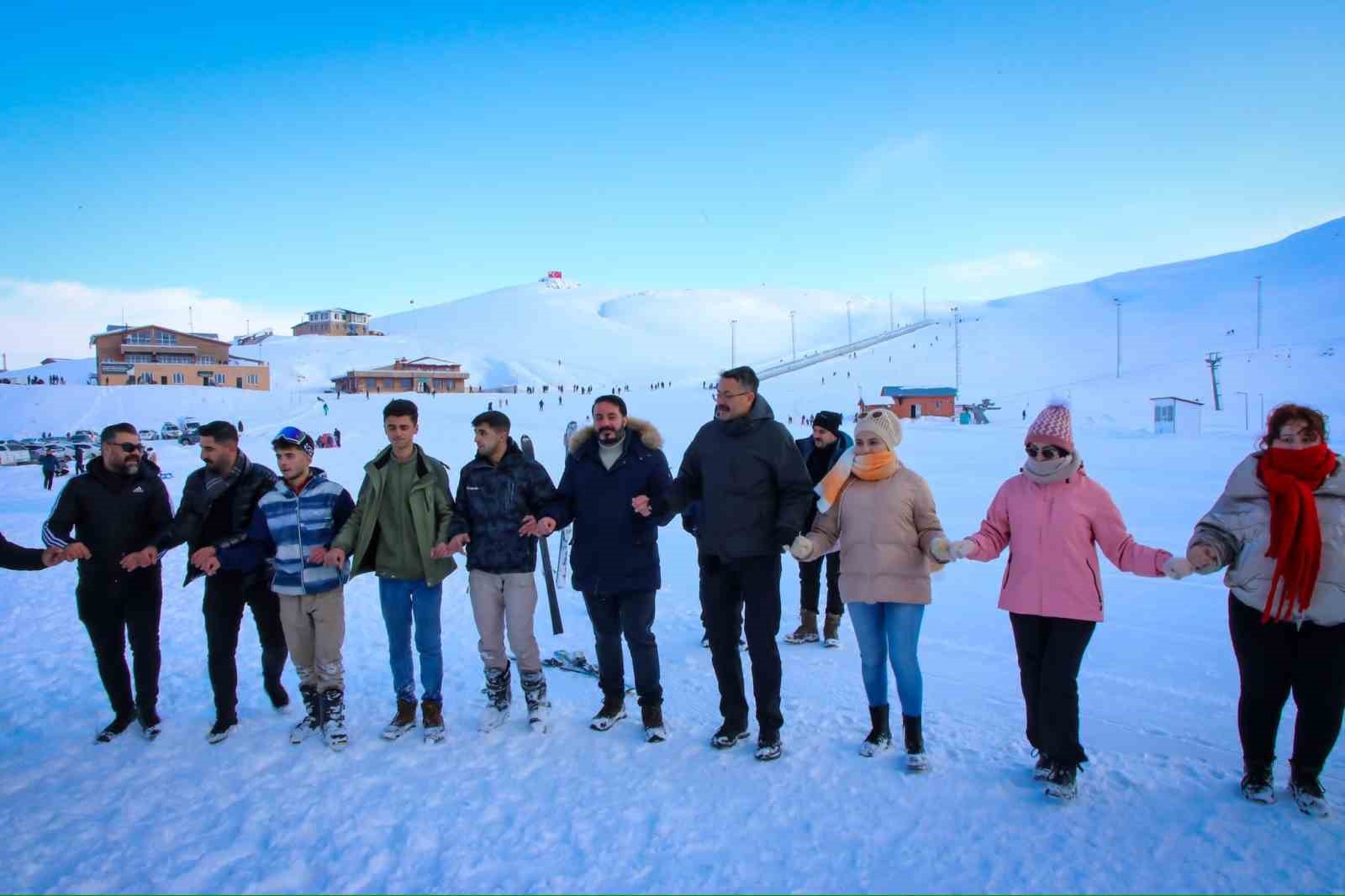 Hakkari Valisi Çelik, kayak merkezinde gençlerle halay çekti