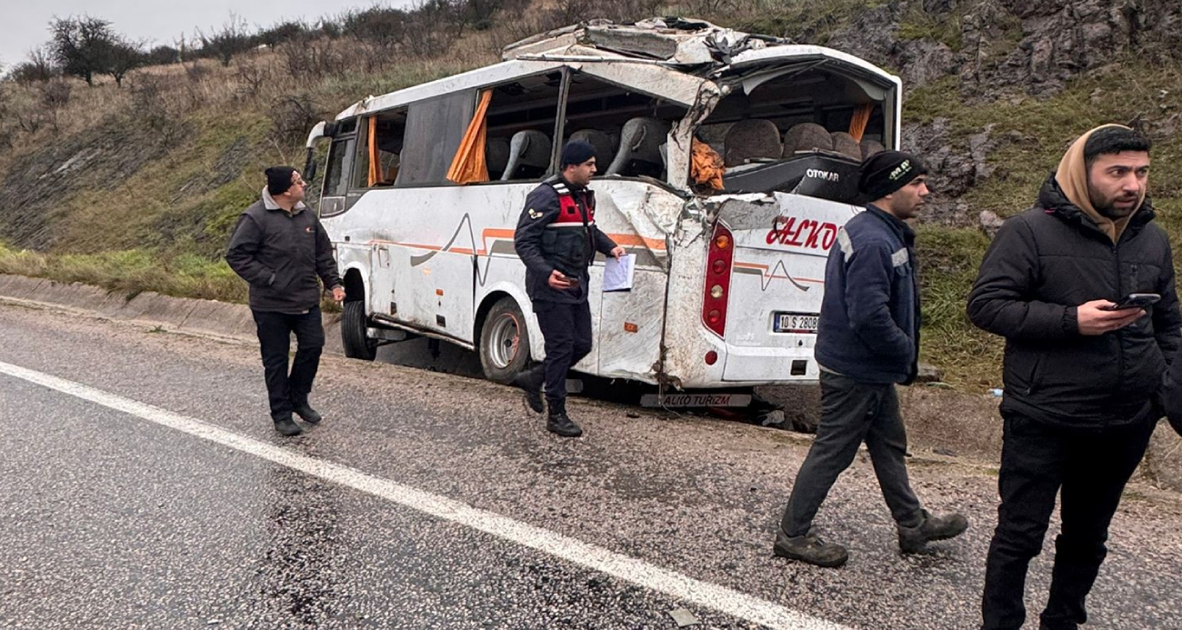 Gönen’de servis kazası: 4’ü ağır 26 yaralı