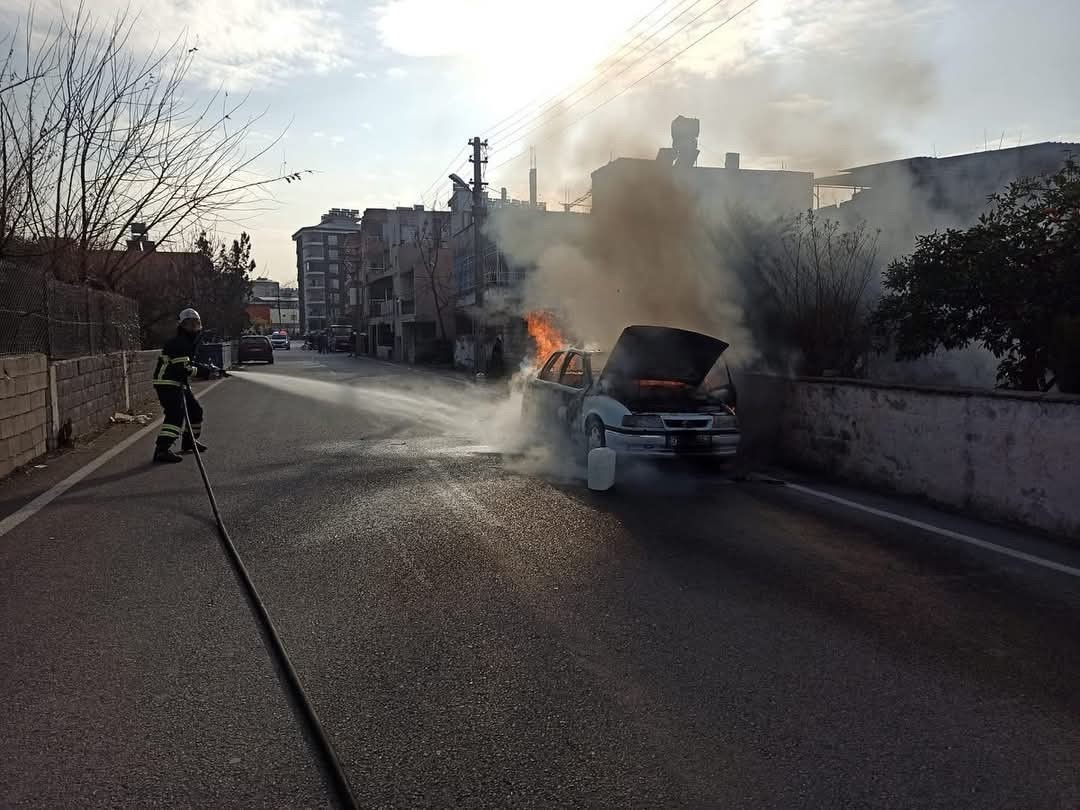 Hatay’da seyir halindeki otomobil yandı