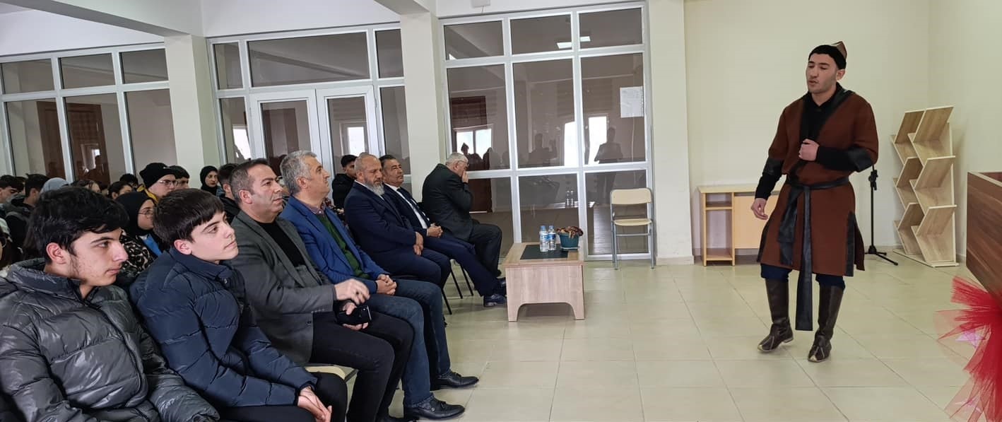 Bayburt’ta lise öğrencileri tarihi şahsiyetleri canlandırdı