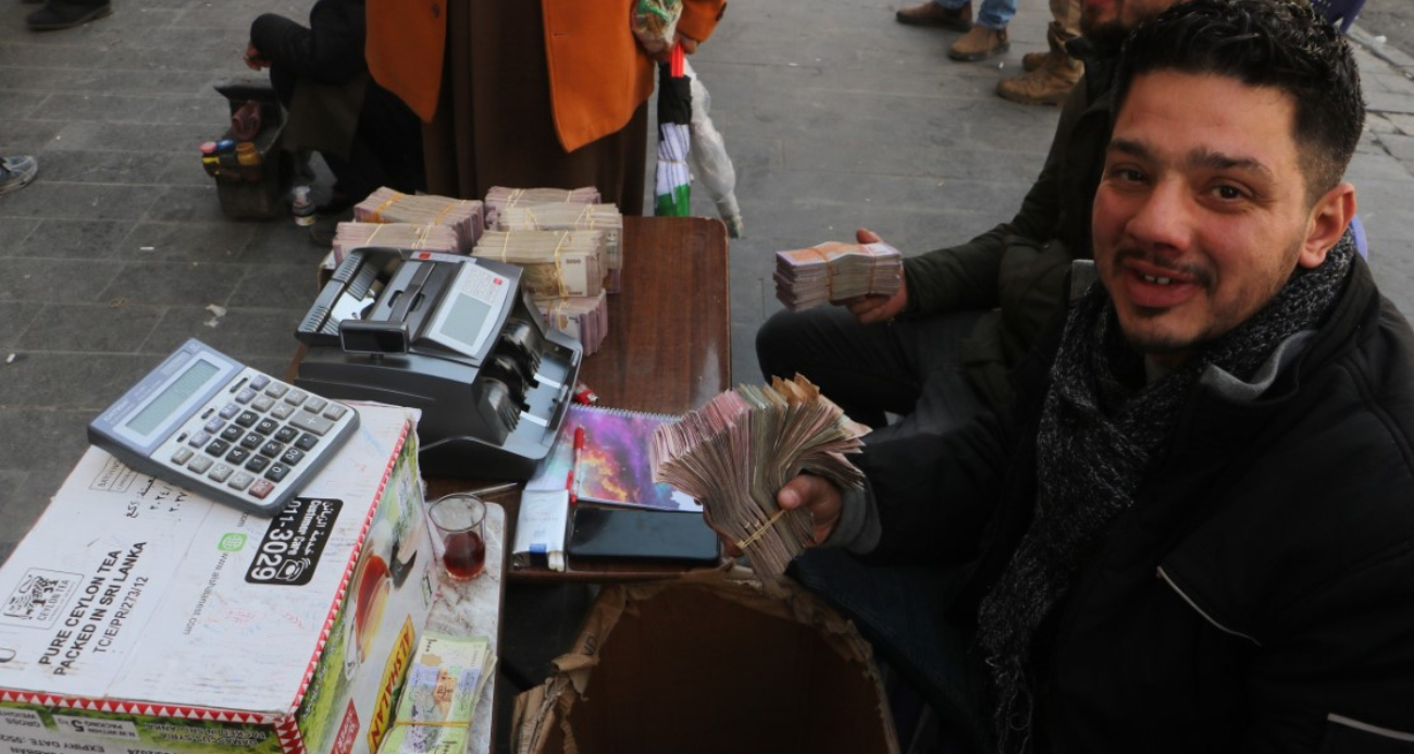 Suriye'de sarraflar sokaklarda döviz bozuyor