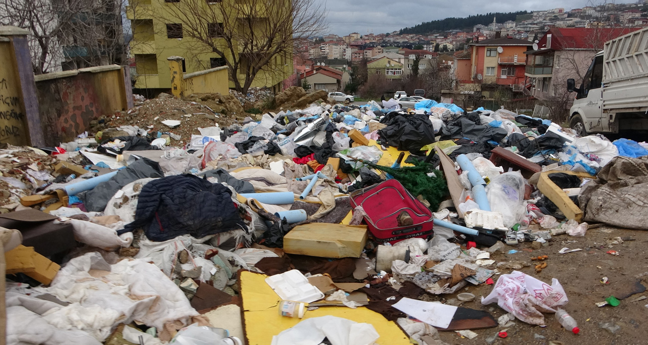 Üsküdar’da çöp ve moloz yığını krizi: Mahalleli isyan etti