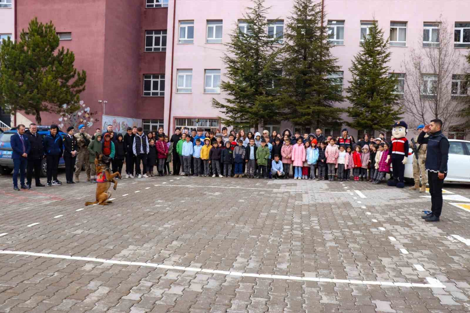 Öğrencilere jandarma birimleri tanıtıldı