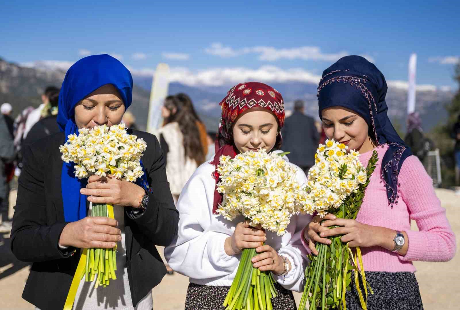 Mersin’de 3. Nergis Şenliği düzenlendi