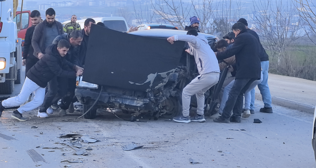 Bursa’da kamyon ile otomobil kafa kafaya çarpıştı: Araçta sıkışan sürücüyü vatandaşlar kurtardı