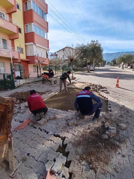 Karacasu’da bozuk yollar bakıma alındı