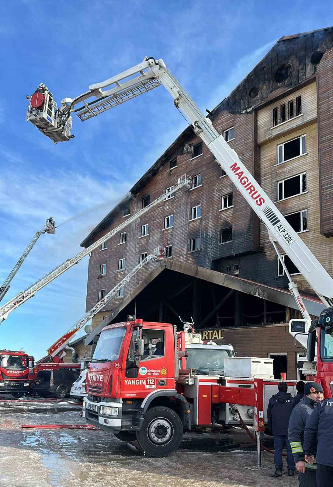 Sakarya itfaiyesi Kartalkaya’da yangına desteğe katıldı