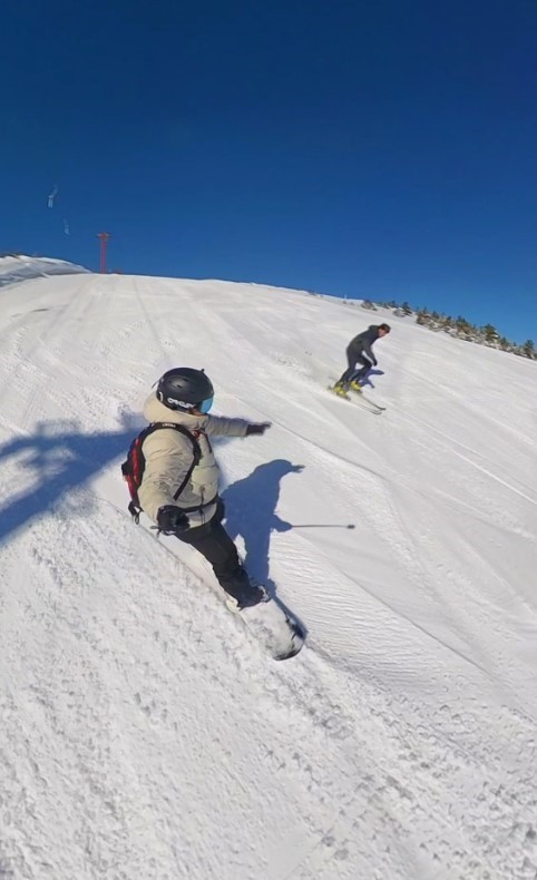 Snowboardcu ile kayakçı kozlarını Zigana Dağı’nda paylaştı