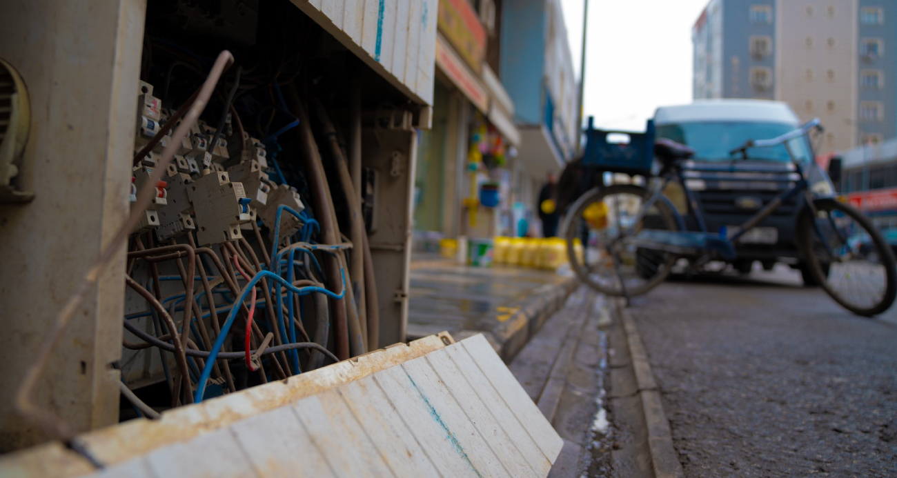 Dicle Elektrik’in kapakları açık elektrik panoları tehlike saçıyor