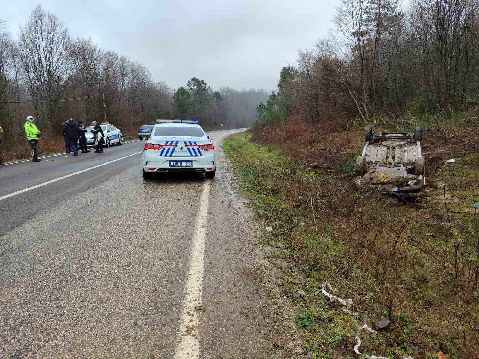 Sinop’ta otomobil takla attı: 1’i çocuk 5 yaralı