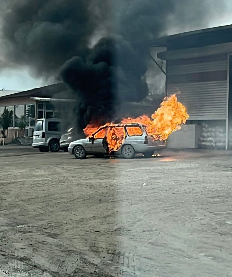 Hatay’da alev alan otomobil yanarak kullanılamaz hale geldi