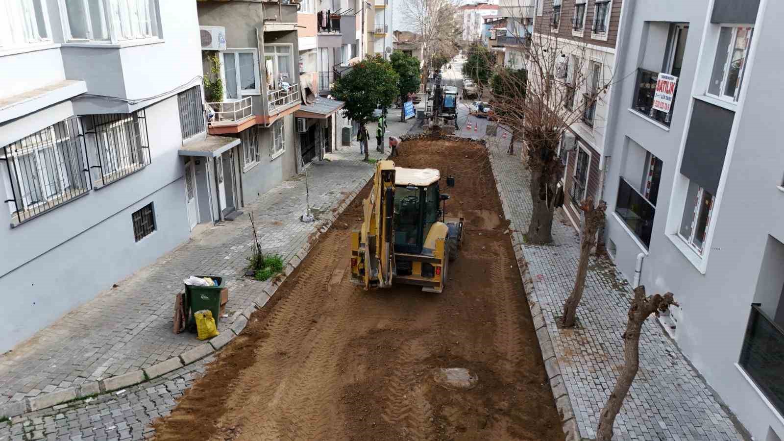 Büyükşehir Efeler’in yollarını yeniliyor