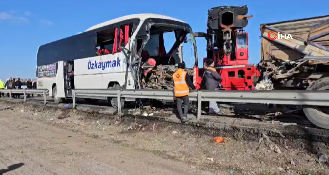 Yolcu otobüsü kamyona arkadan çarptı: 3 ölü, 33 yaralı