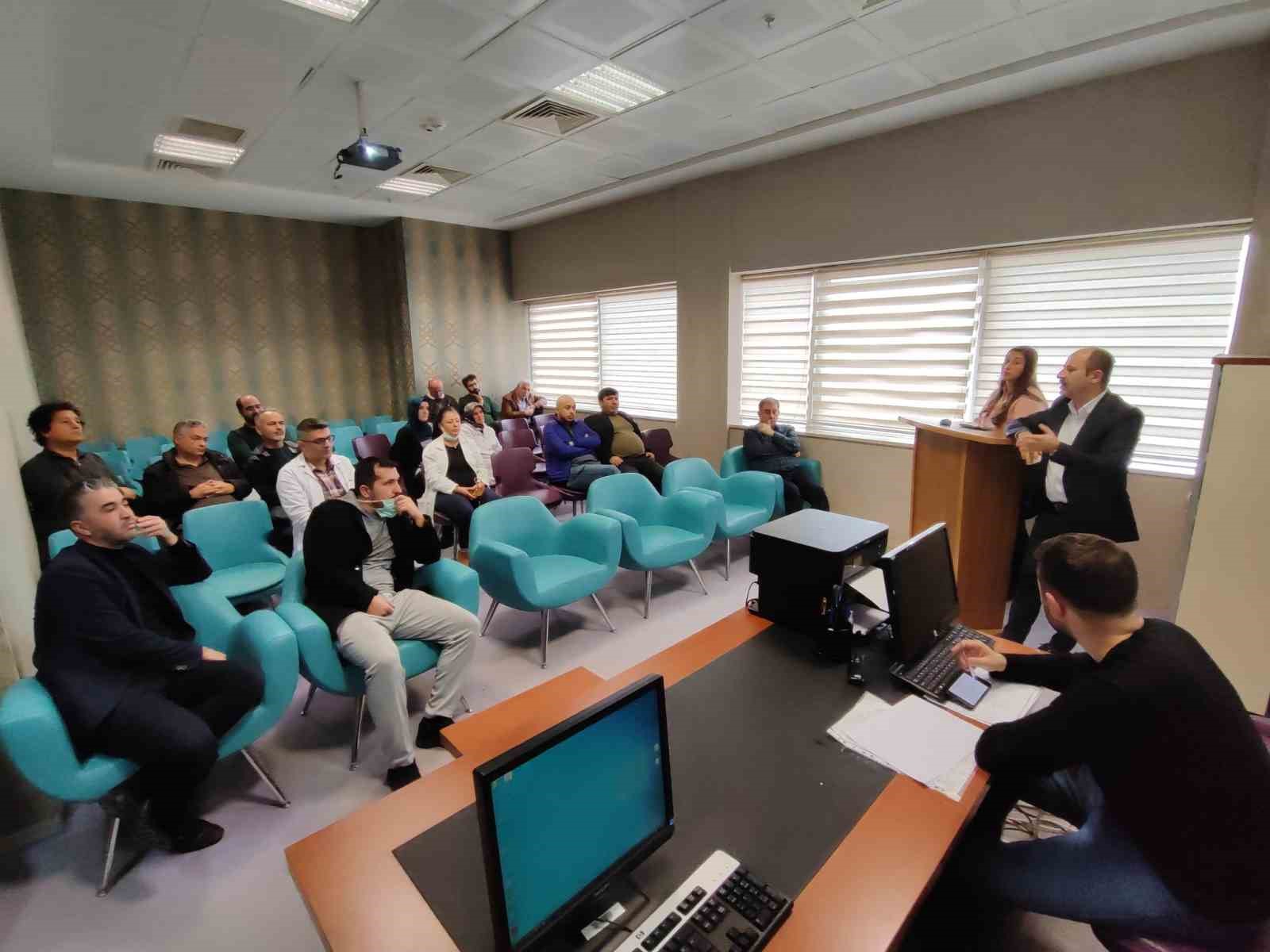 Karapınar’da aile hekimleri Karapınar Devlet Hastanesi’nde toplantıda buluştu