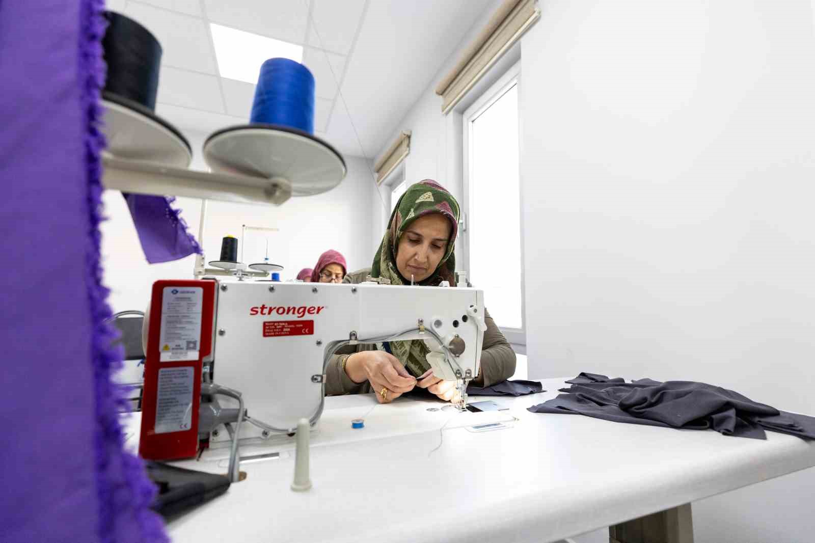 Mersin’de dikiş kursuna katılan kadınlar hem sosyalleşiyor, hem üretiyor