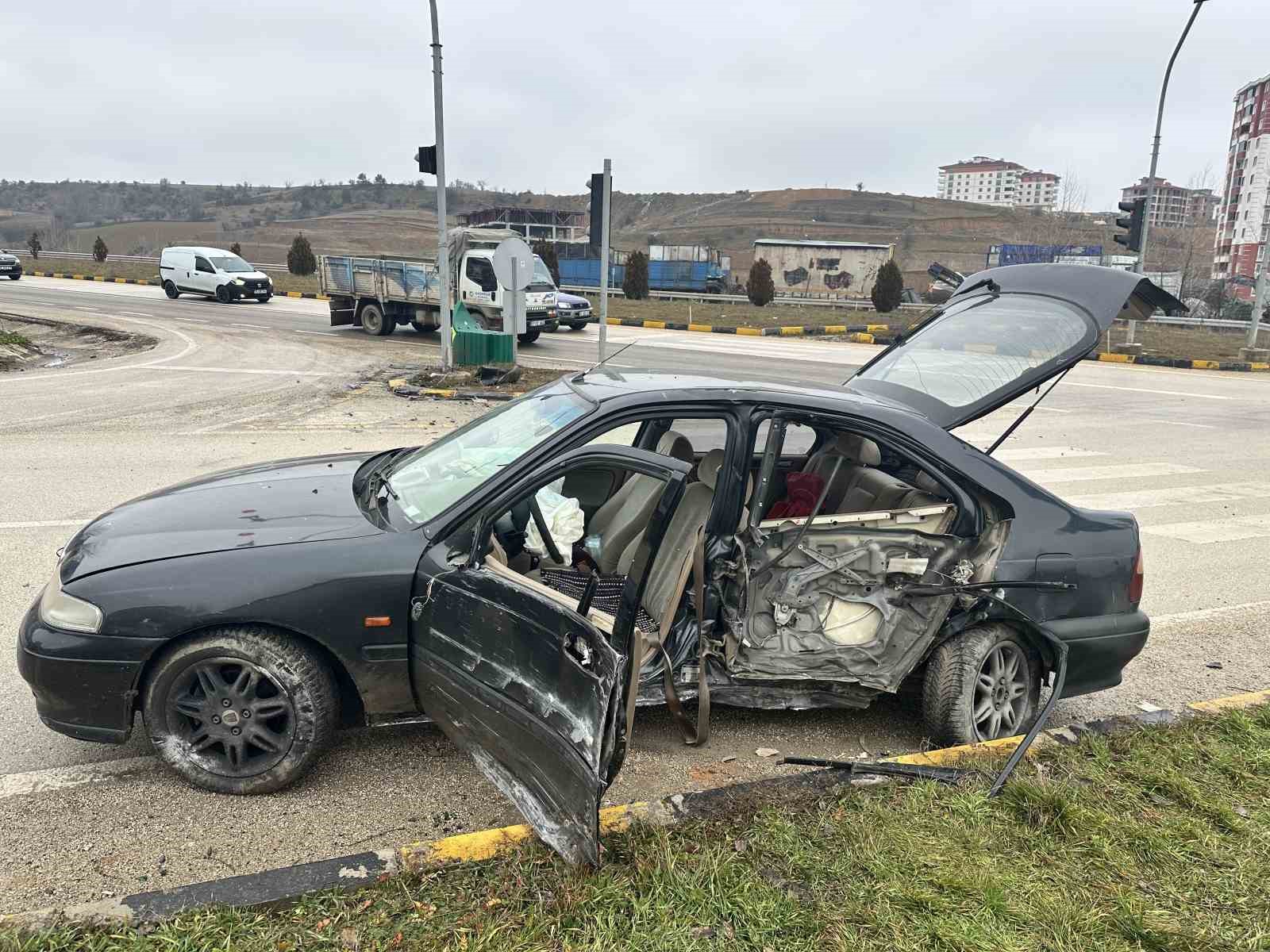 Sinyalizasyon direğine çarpan otomobildeki 2 kişi yaralandı