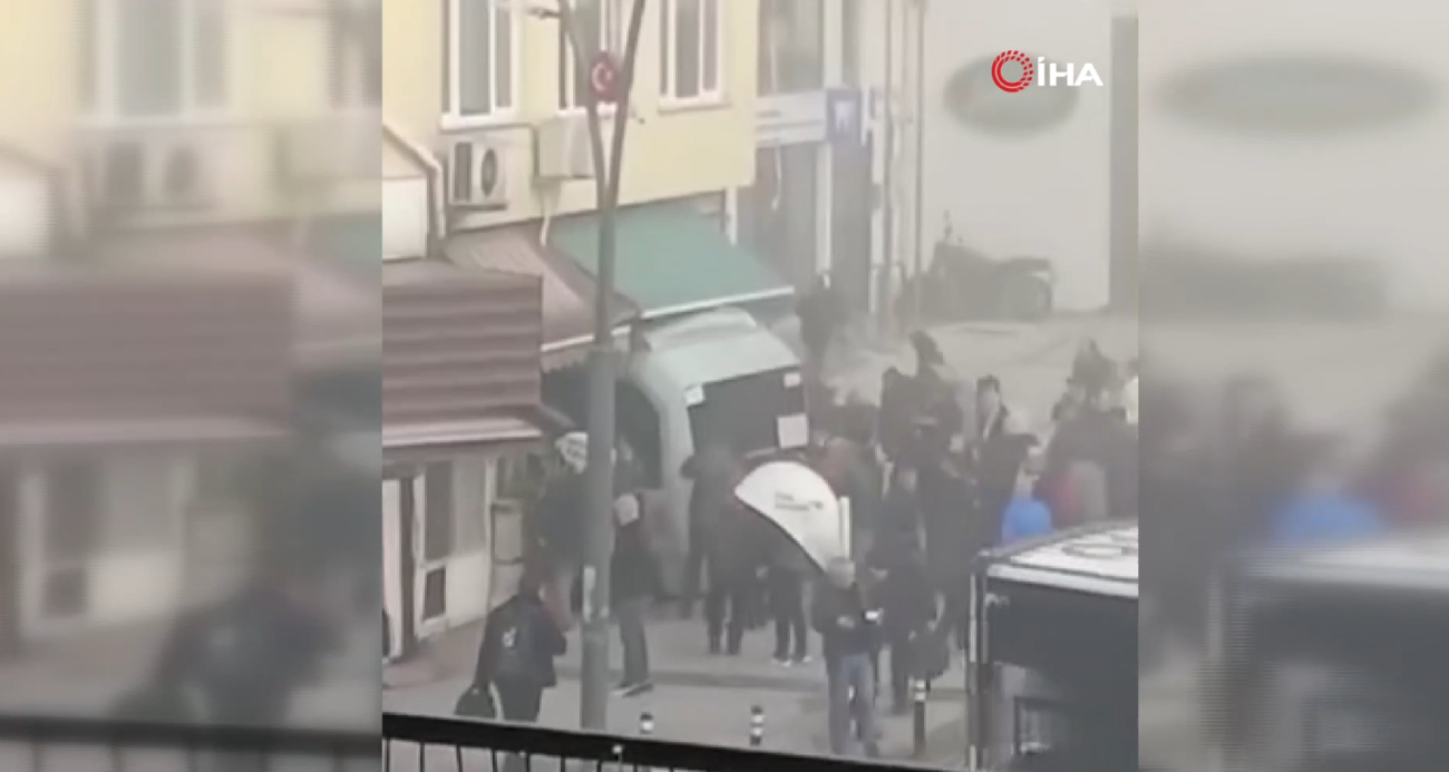 Kartal’da kontrolden çıkan yolcu minibüsü kuaför dükkanına daldı