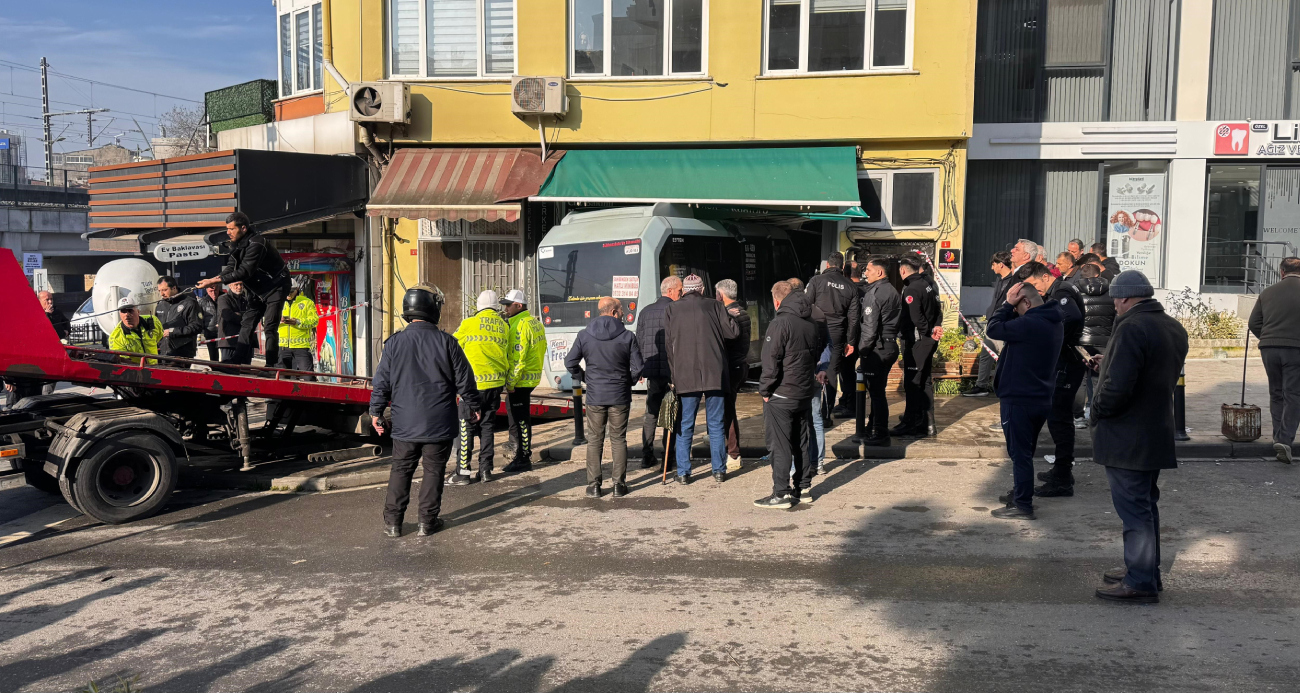 Kartal'da yolcu minibüsü kuaföre girdi: 3 yaralı