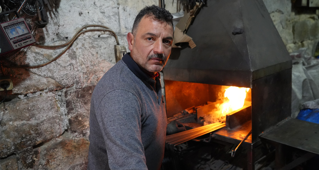 Hem demir dövüyor hem de ısınıyor