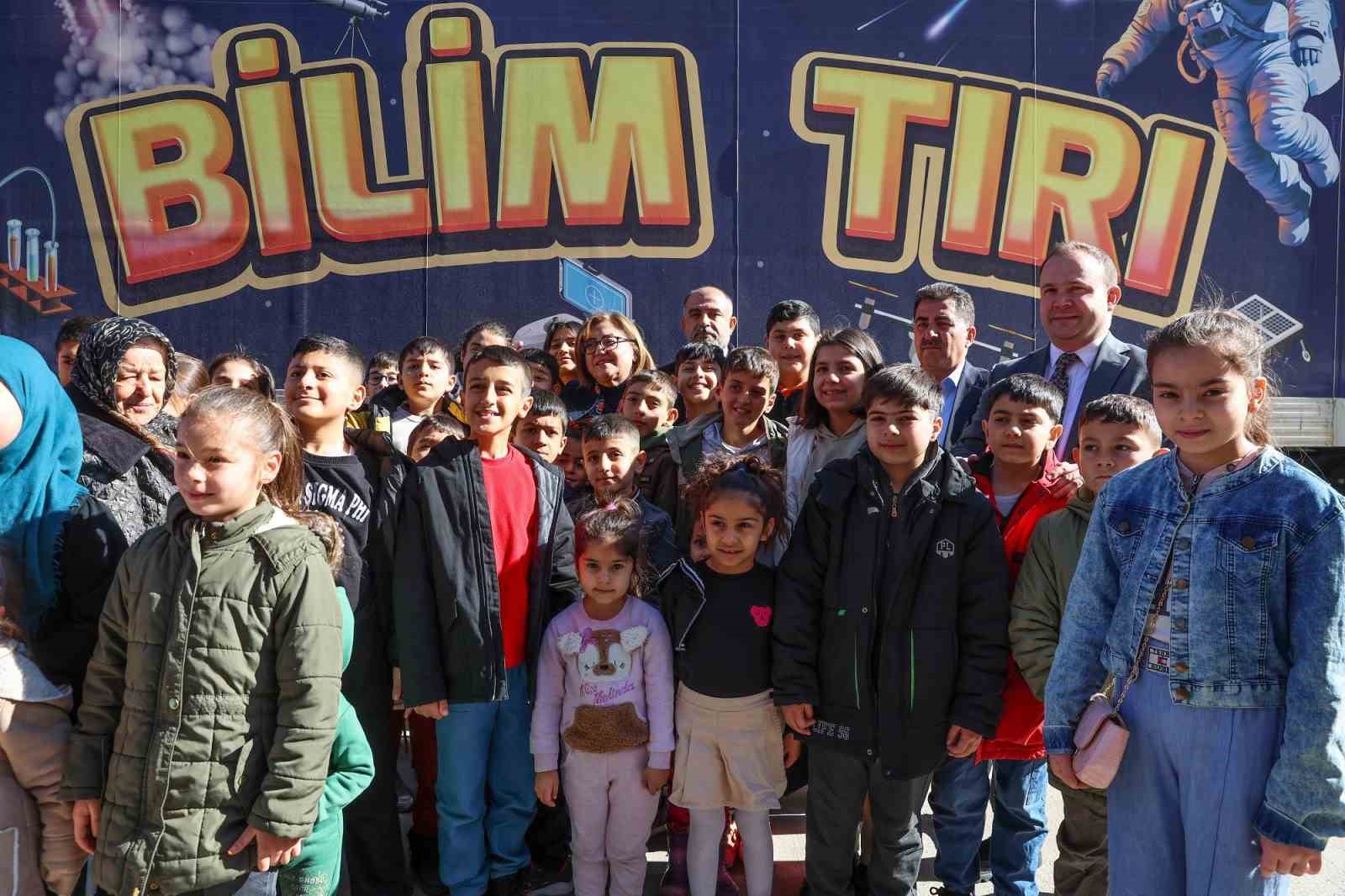 Başkan Şahin, Nizipli çocuklarla bilim tırında buluştu