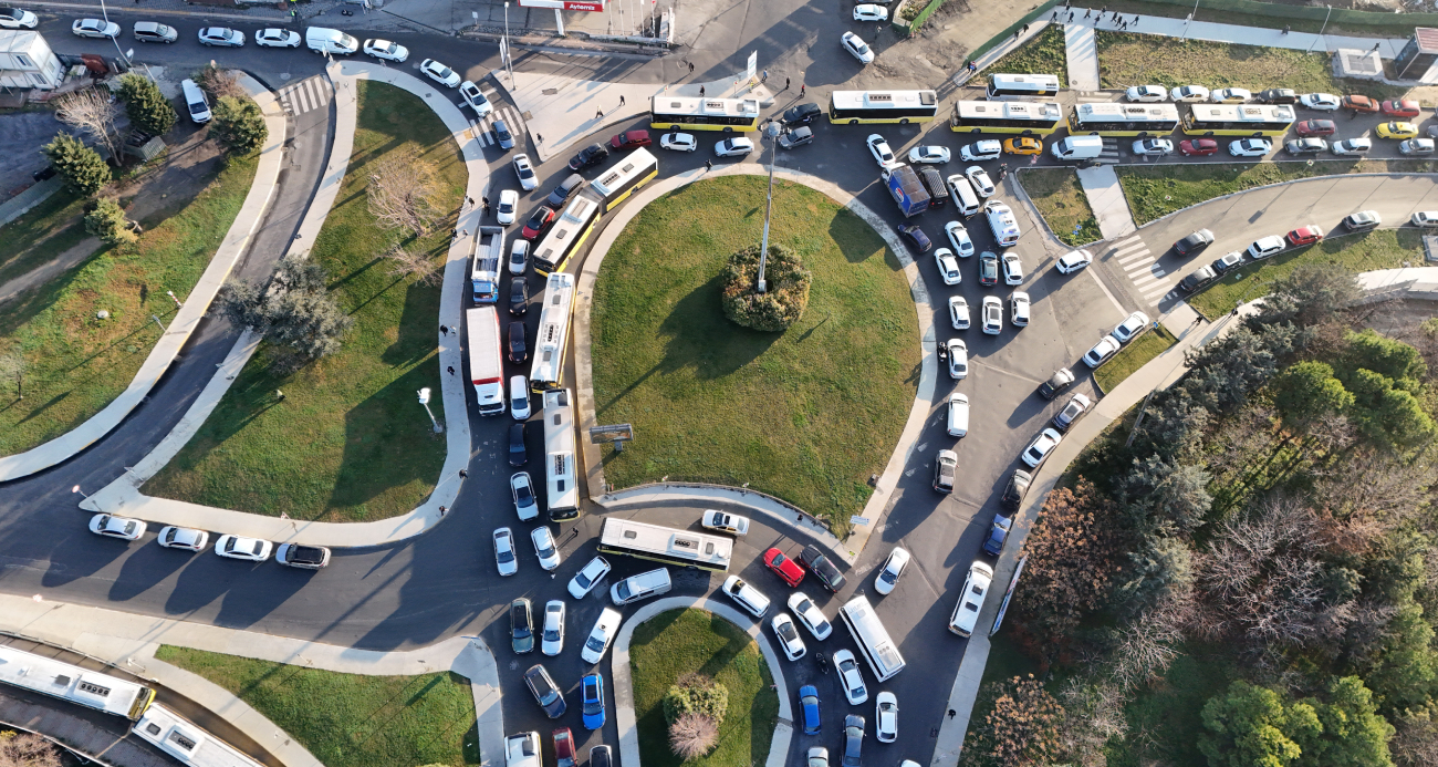 İETT otobüsü arıza yaptı, trafik kilitlendi