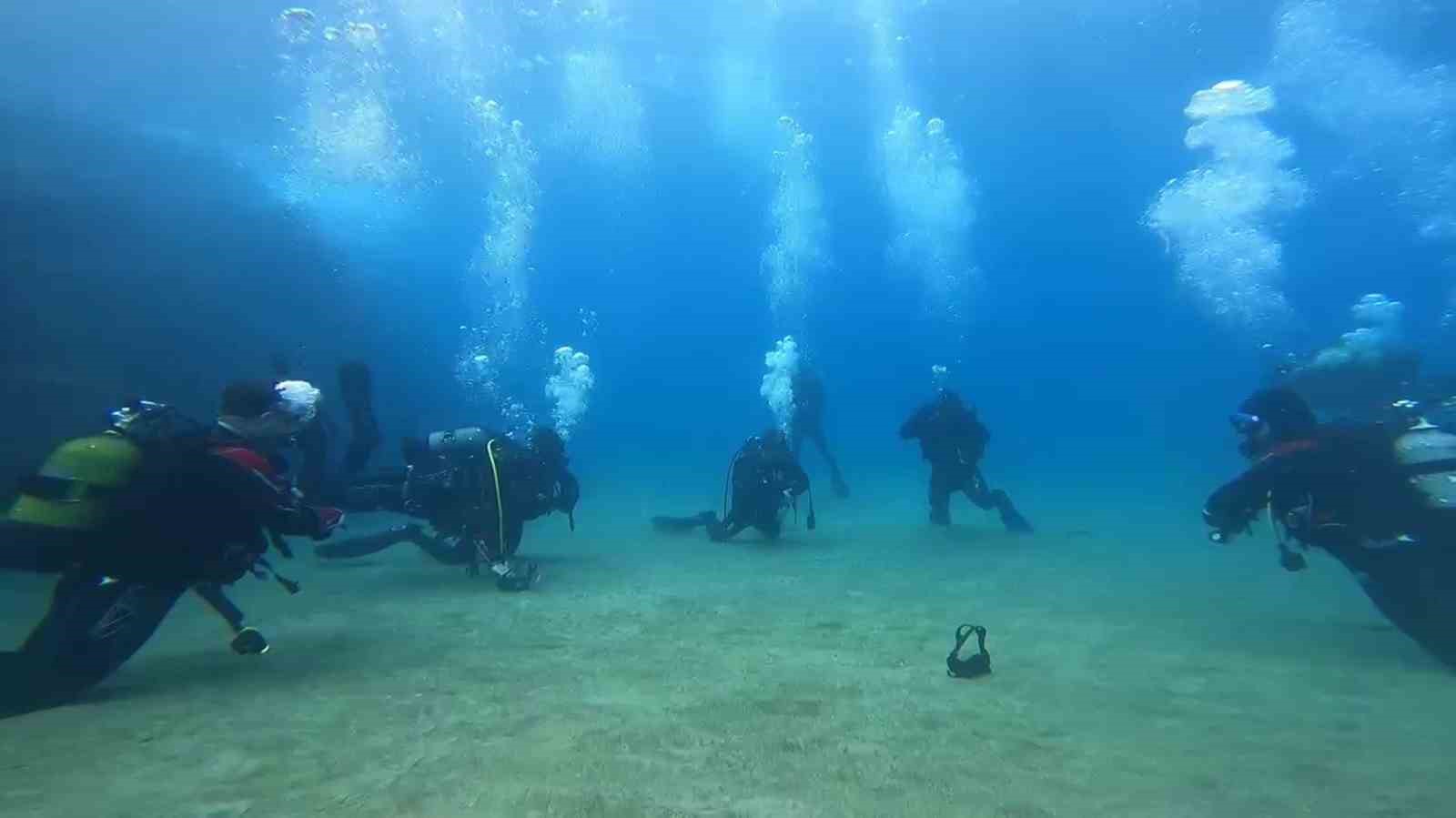 Depremde vefat eden itfaiye amiri için Akdeniz’e daldılar