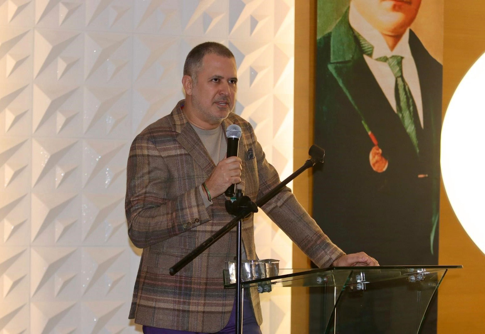 Karşıyaka’da Başkan İlker Ergüllü istifa etti
