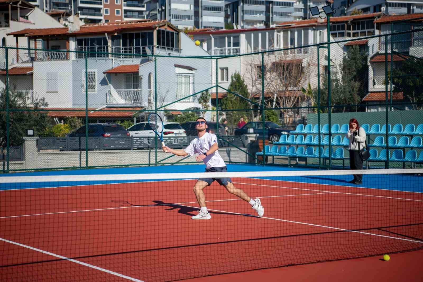 Kuşadası’nın ilk tenis kulübü kapılarını açtı