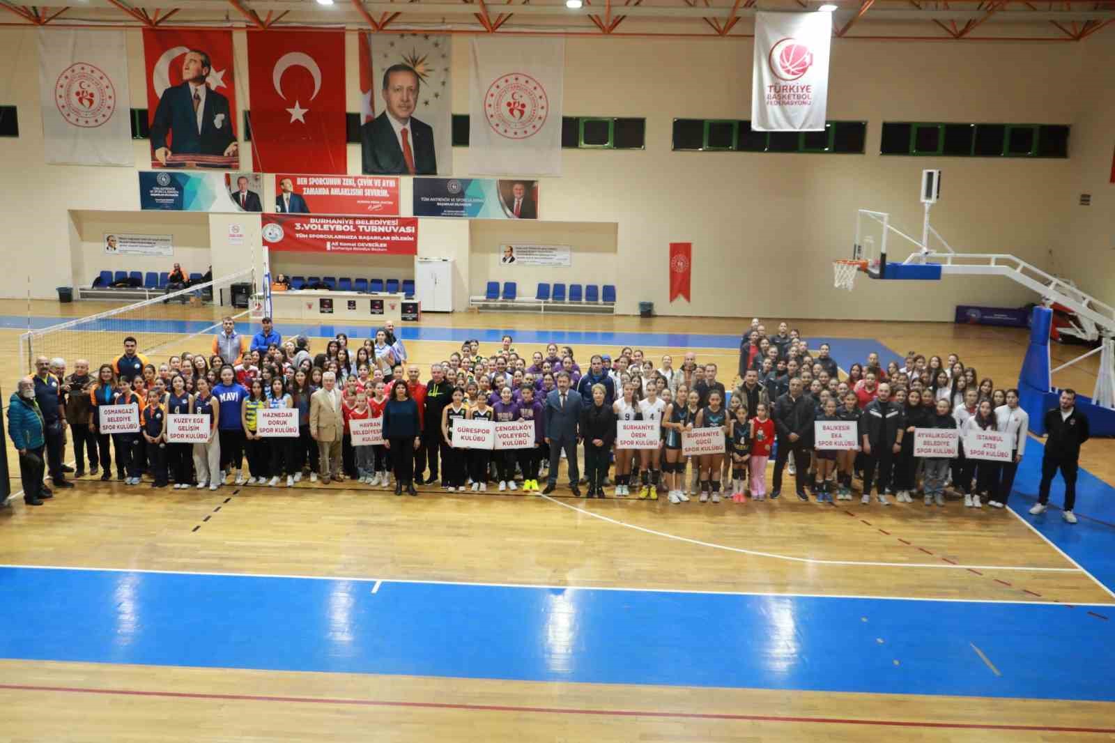 Burhaniye’de voleybol şöleni başladı