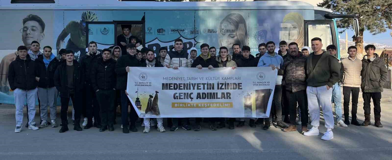Bayburt’tan öğrenciler Ahlat’a kampa gönderildi