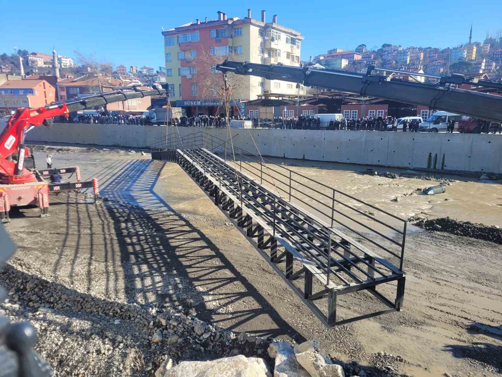 2,5 yıl önce sel sularına kapılmıştı, ilçeyi birbirine bağlayan üst geçit yeniden yerine konuldu