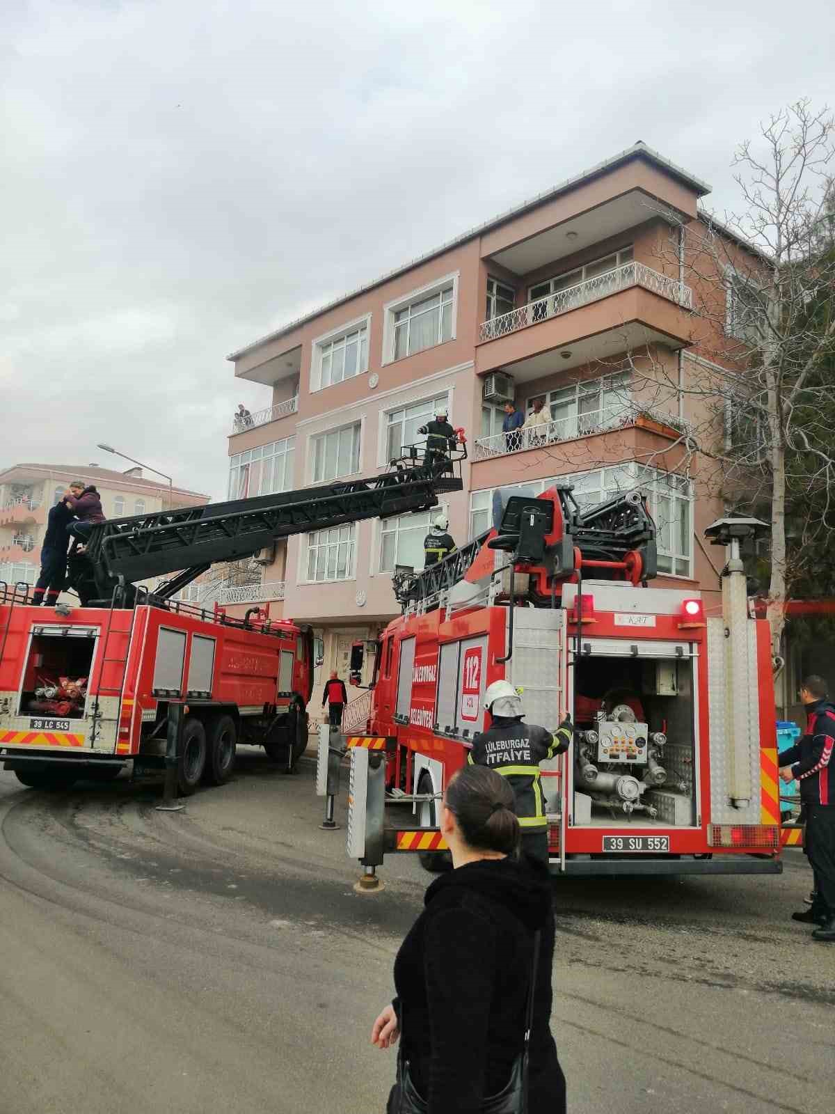 Lüleburgaz’da yangın: Vatandaşlar itfaiye merdivenleriyle kurtarıldı