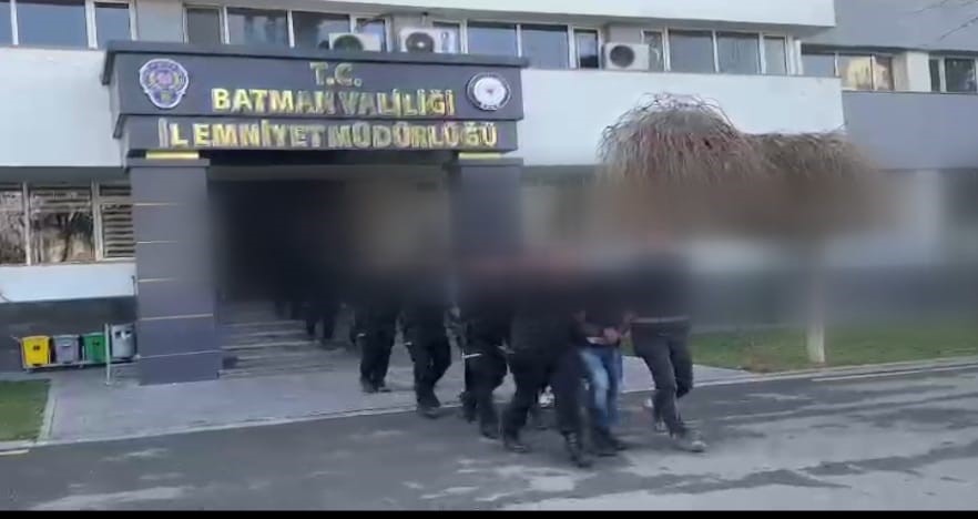 Polisten kurtulmak için 4 kilogram uyuşturucuyu araçtan attılar