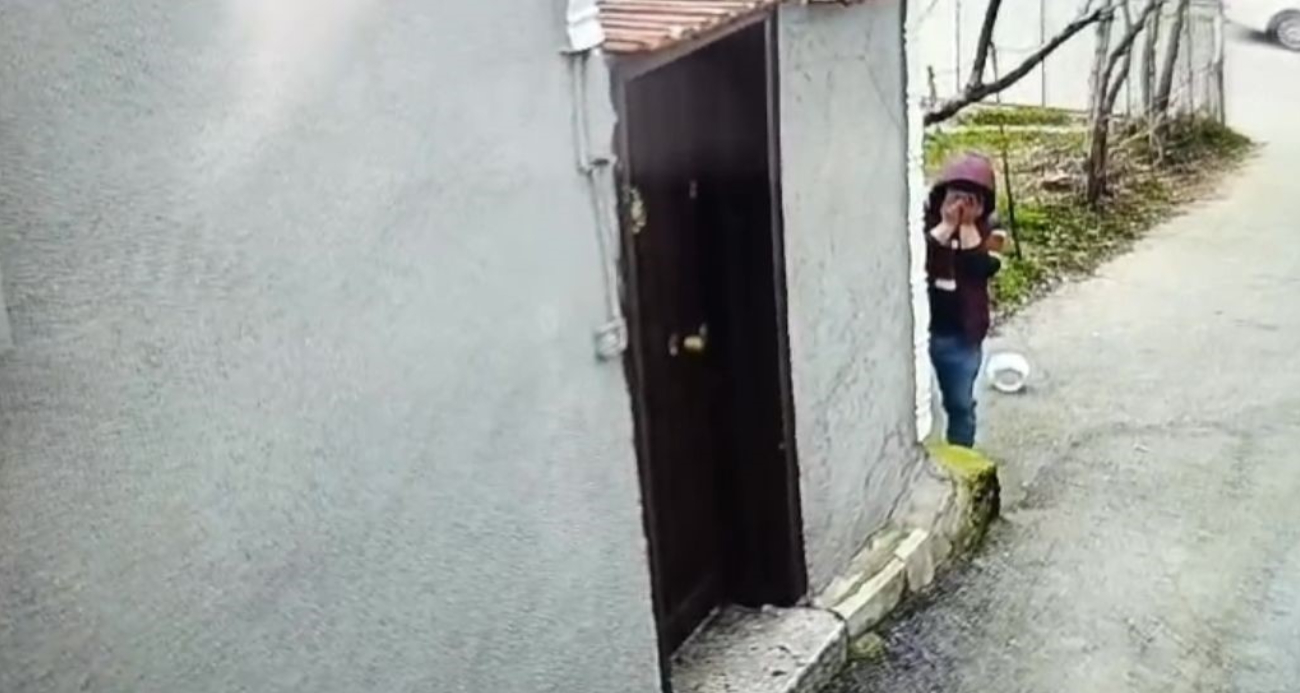 Saklambaç oynayan kapkaççıyı, polis sobeledi...O anlar kamerada
