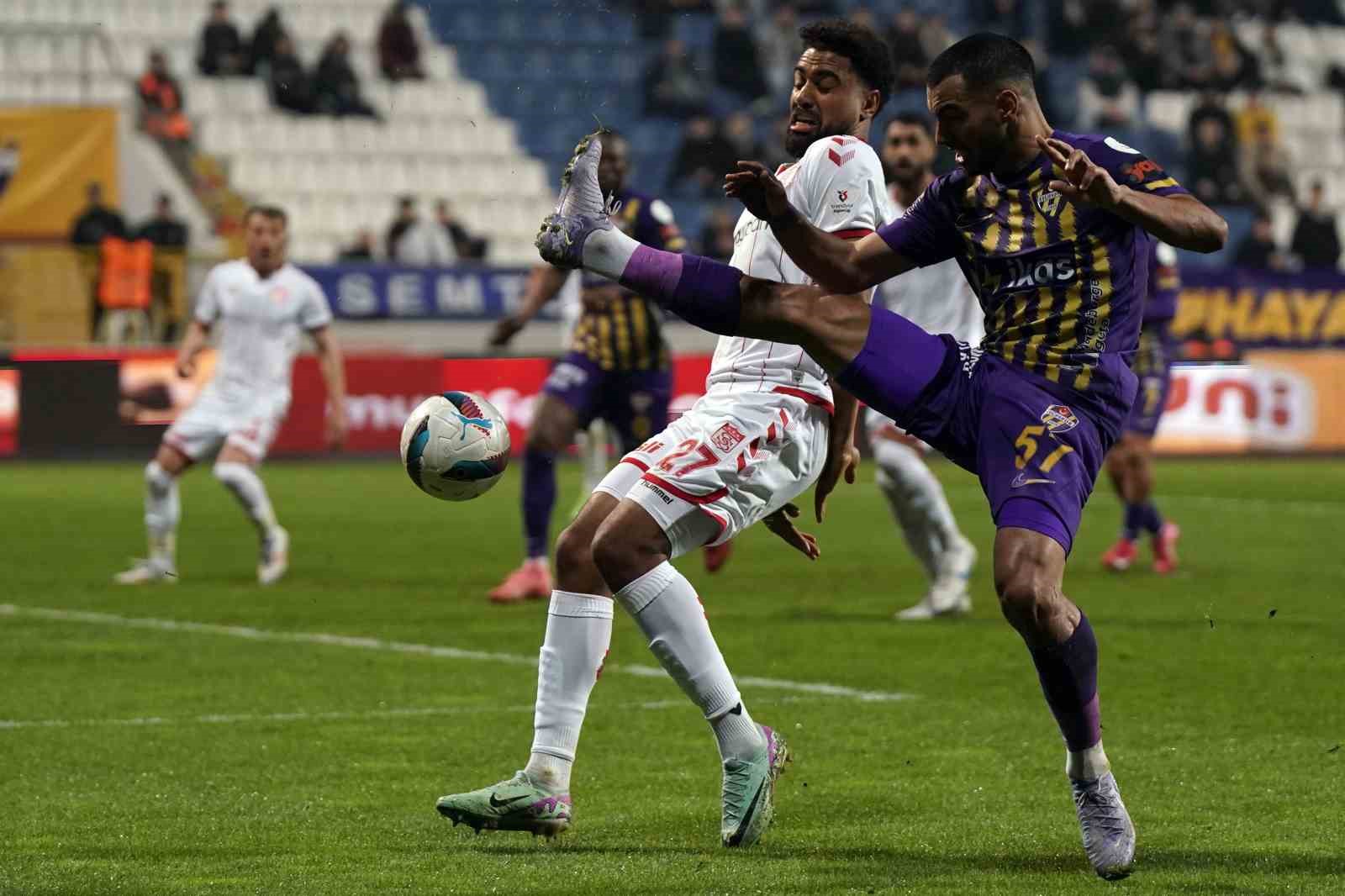 Trendyol Süper Lig: Eyüpspor: 0 - Sivasspor: 0 (İlk yarı)