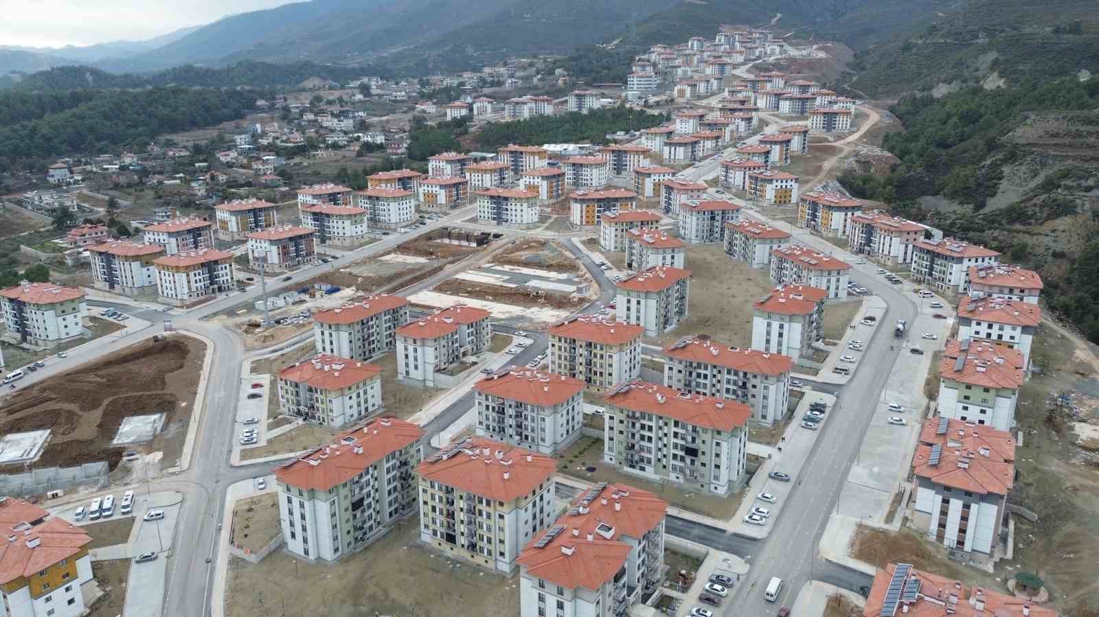 Cumhuriyet tarihinin en büyük inşa çalışmasının yürütüldüğü Hatay’da afetzede vatandaşların sıcak yuva heyecanı sürüyor