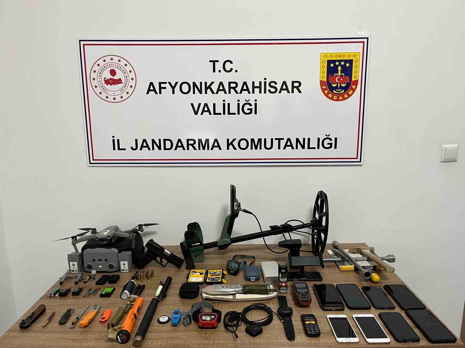 Dron ile güvenlik önlemi alıp define arayan şahısları jandarma yakaladı