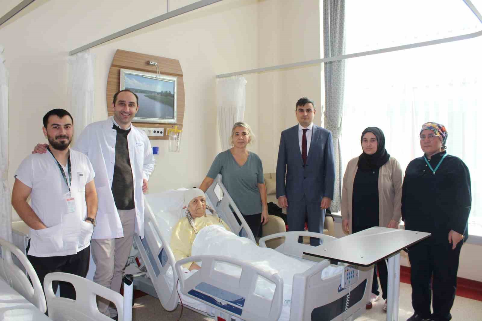 Karasu’da bir ilk: 81 yaşındaki meme kanseri kadın, cerrahi operasyonla sağlığına kavuştu