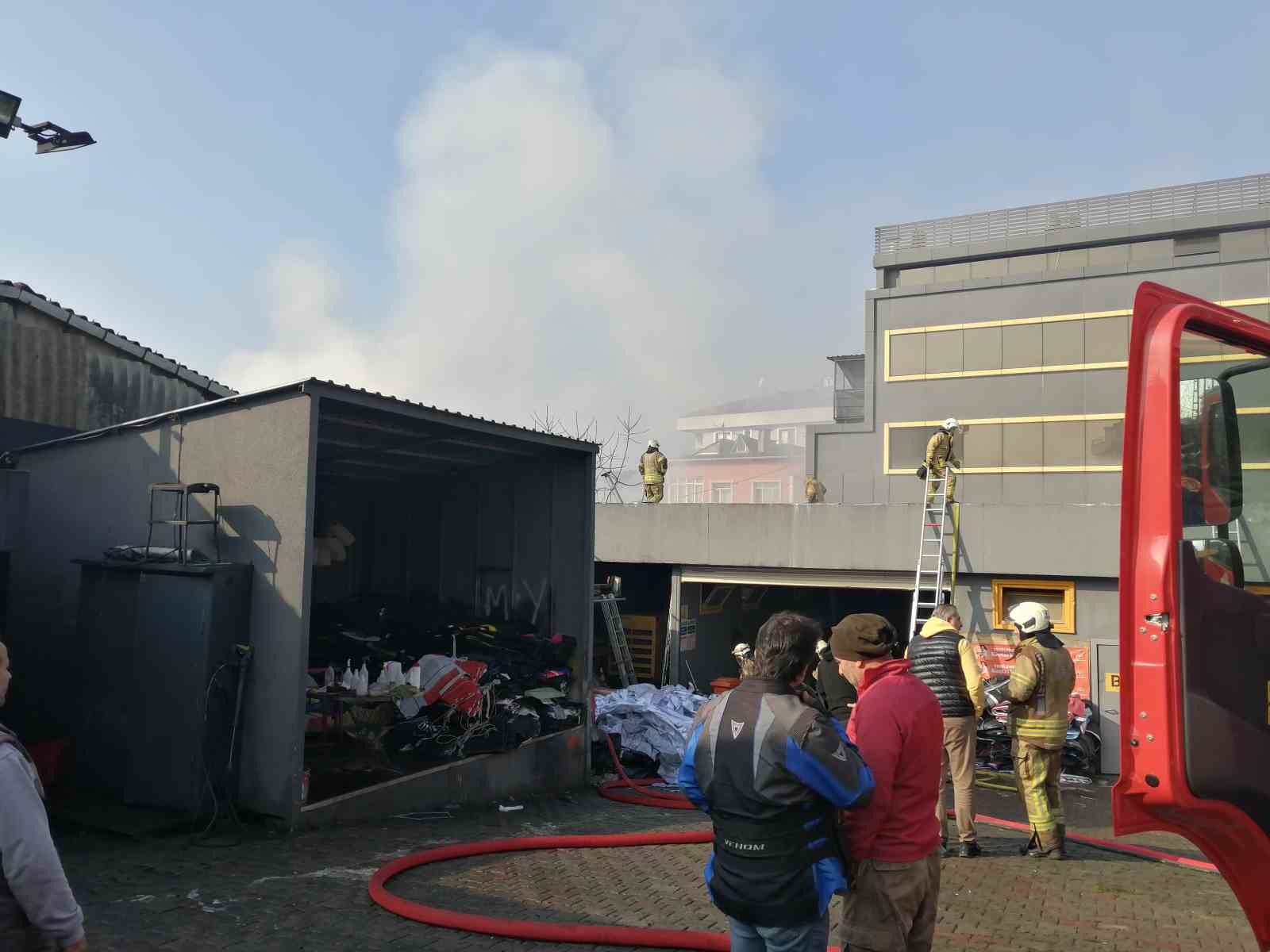 Çekmeköy’de lastik deposunda çıkan yangın kontrol altına alındı