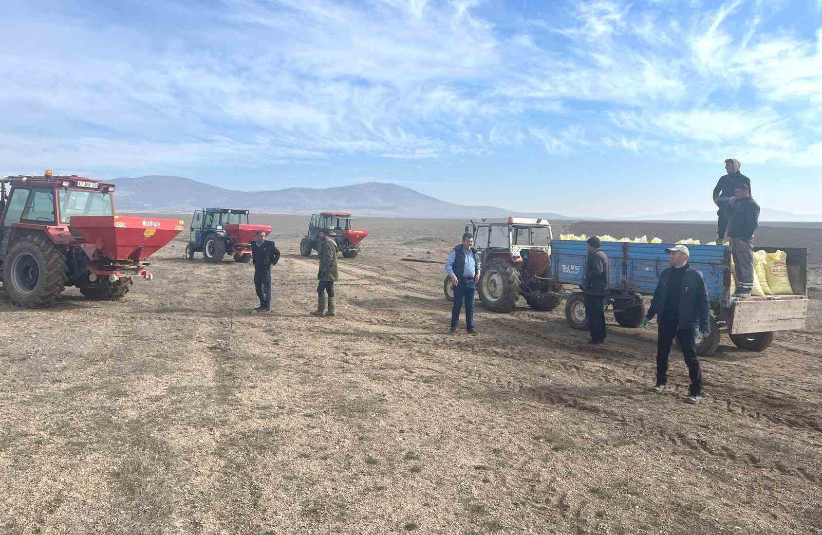 Altıntaş’ta mera alanları için 16 ton gübre