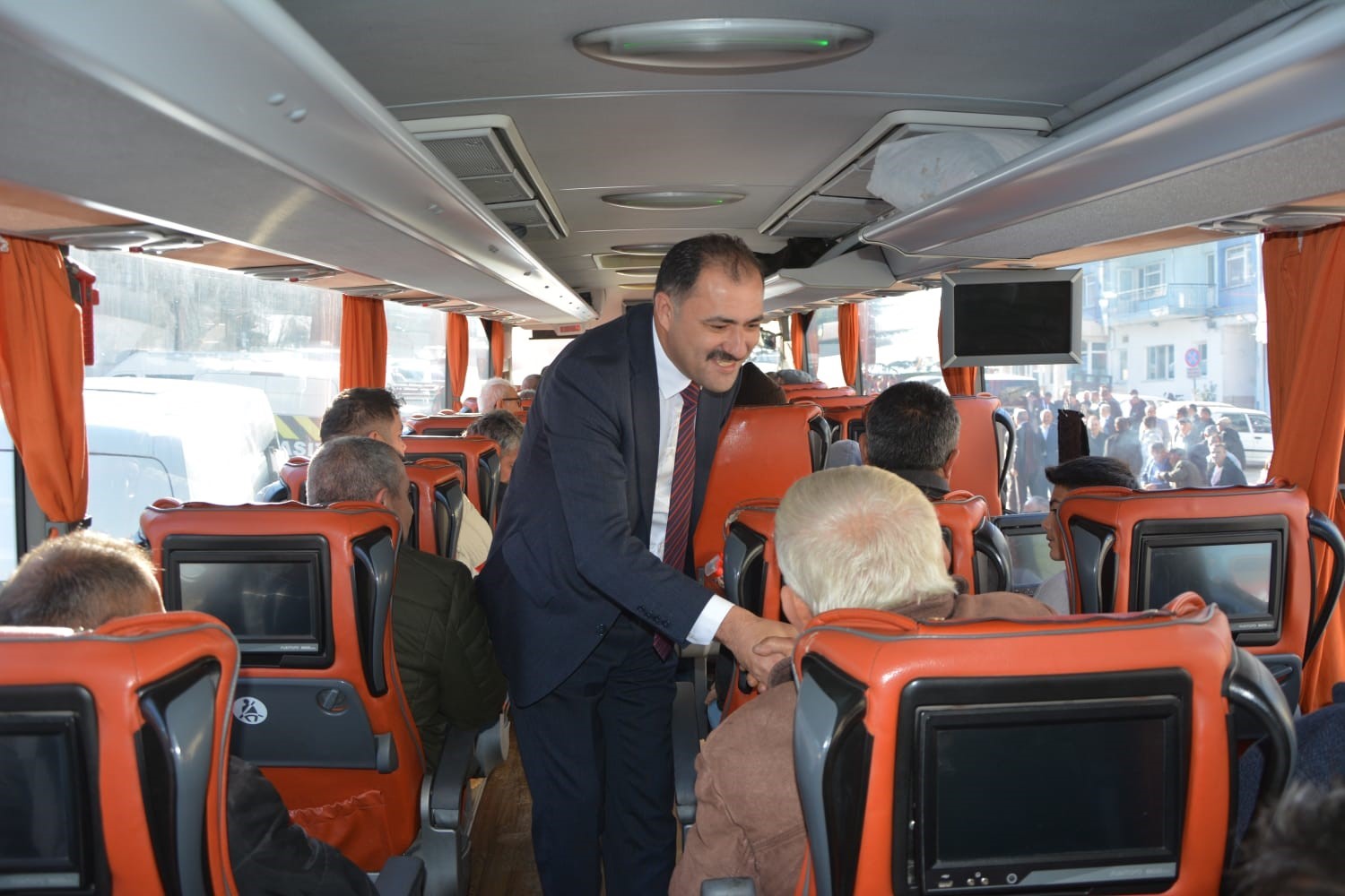Demirci’den AK Parti Manisa İl Kongresine bin kişilik katılım