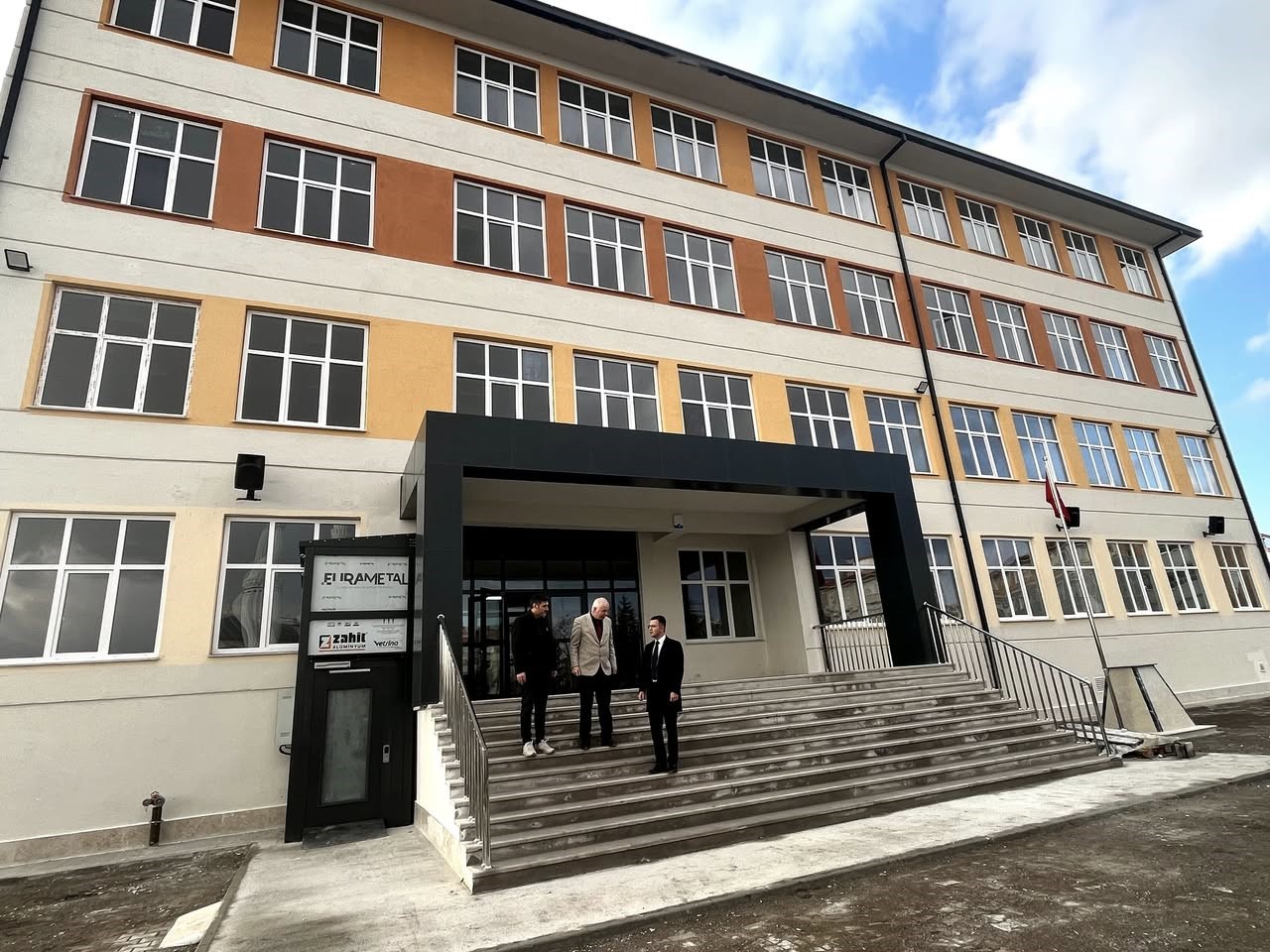 Kulu’da binasını yeniden yapılan okulda ders zamanı