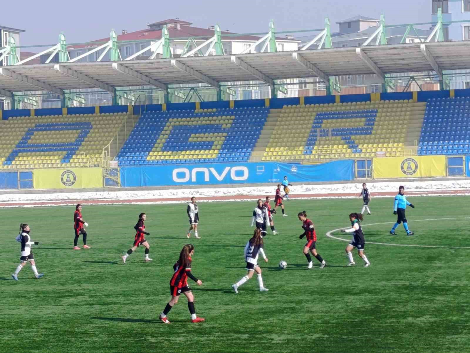 Ağrı Aile ve Sosyal Politikalar Gençlik ve Spor Kulübü Kadın Takımı, Kahramanmaraş Anadolu Spor’u 5-0 mağlup etti